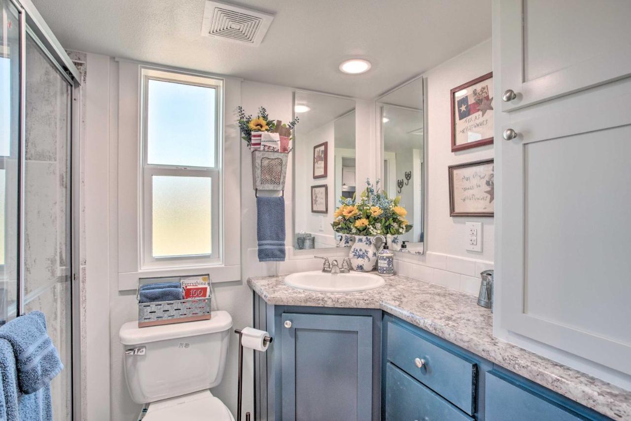 Cozy Mckinney Tiny Home With Porch And Fire Pit! Zewnętrze zdjęcie